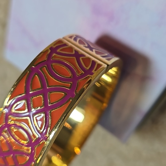 Stella & Dot Eleanor Enamel Hinged Bangle Bracelet with Magnetic Clasp Gold Tone - Picture 4 of 7